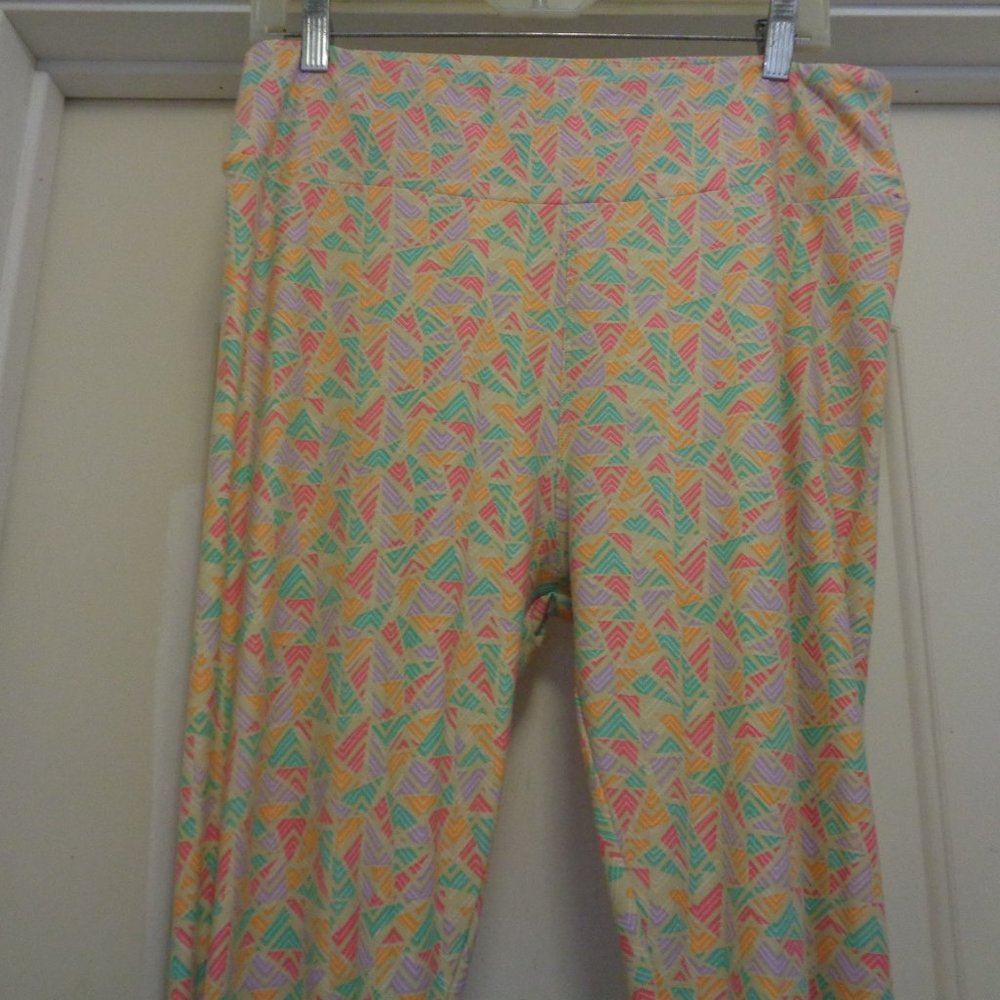 LULUROE TALL & CURVY WARM COLORS GEOMETRIC STYLE LEGGINGS.